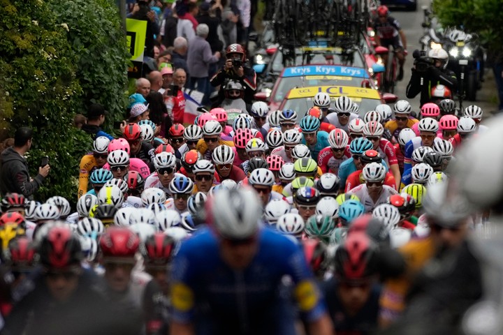Hľadá sa fanúšička, ktorá zhodila celý pelotón blahoželaním babke a dedkovi
